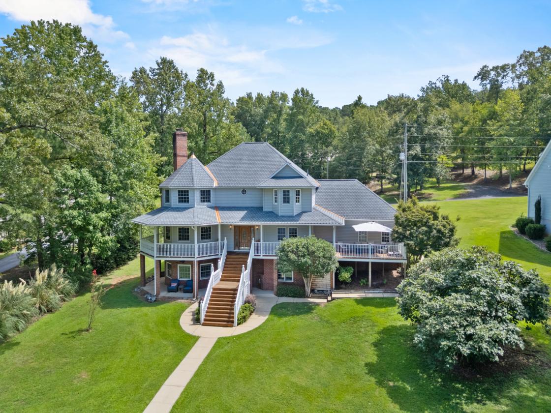 Lakefront Equestrian Estate on 8 Acres - photo 1
