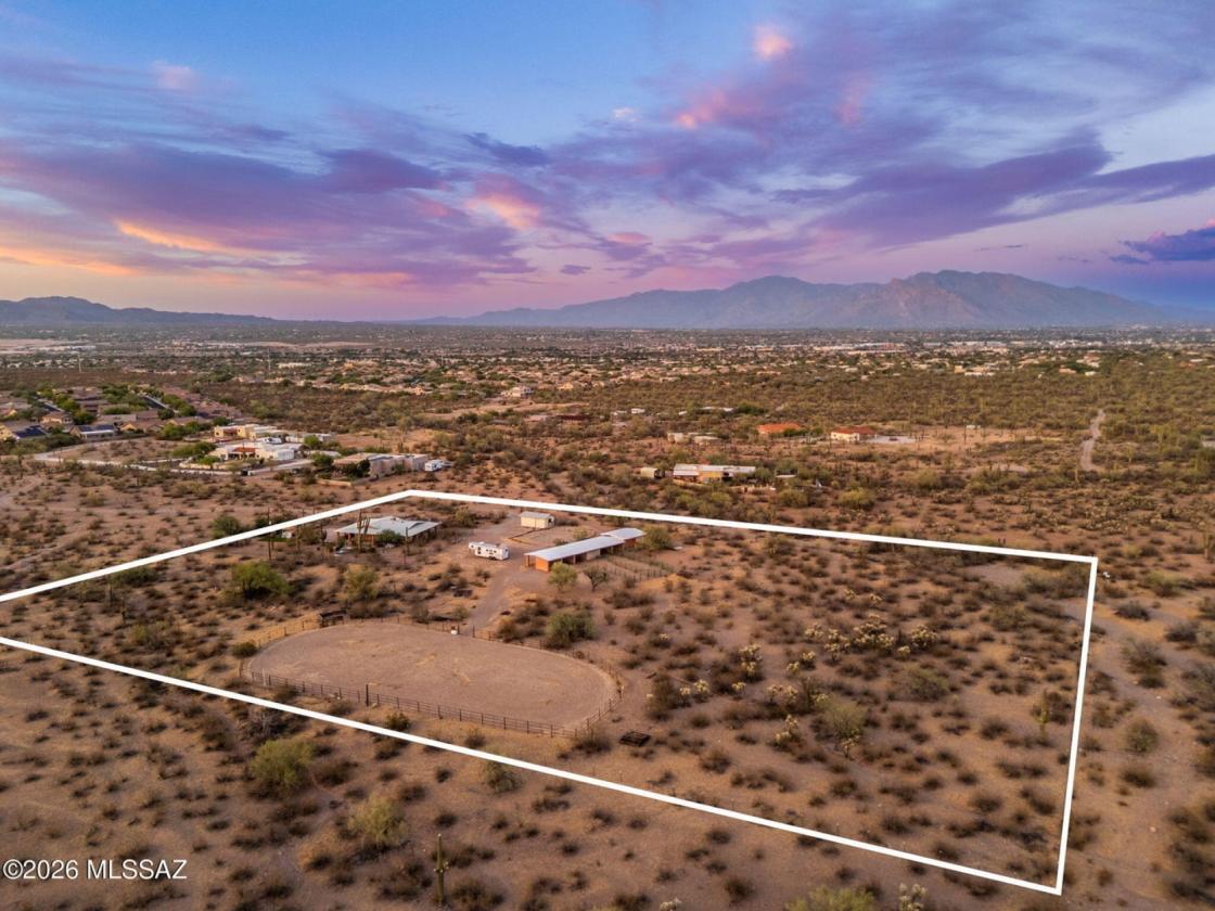 One-Of-A-Kind Tucson Area Ranch - photo 3