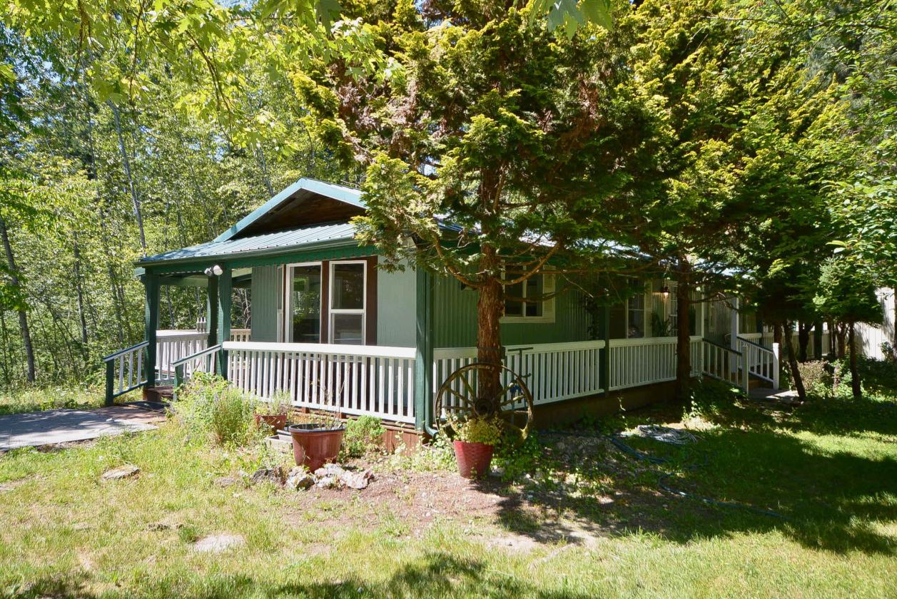 1 CABIN 1 COTTAGE 2 BARNS 4.5 ACRES - photo 5