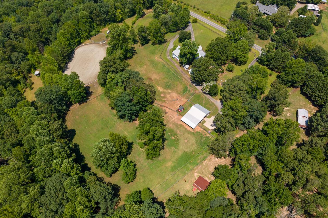 Gorgeous equestrian estate with 2 homes!! - photo 25