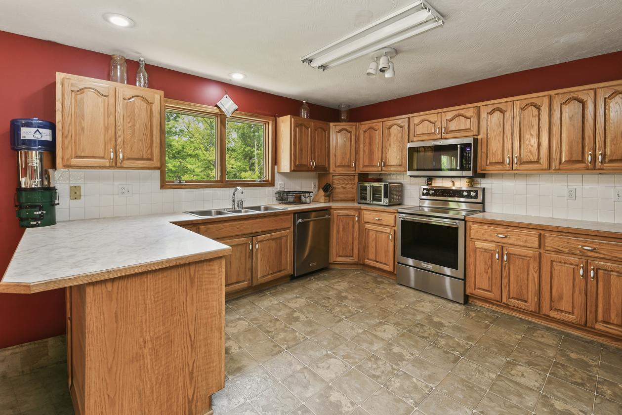 285 ac Ranch with Basement Homes and Live Water - photo 10