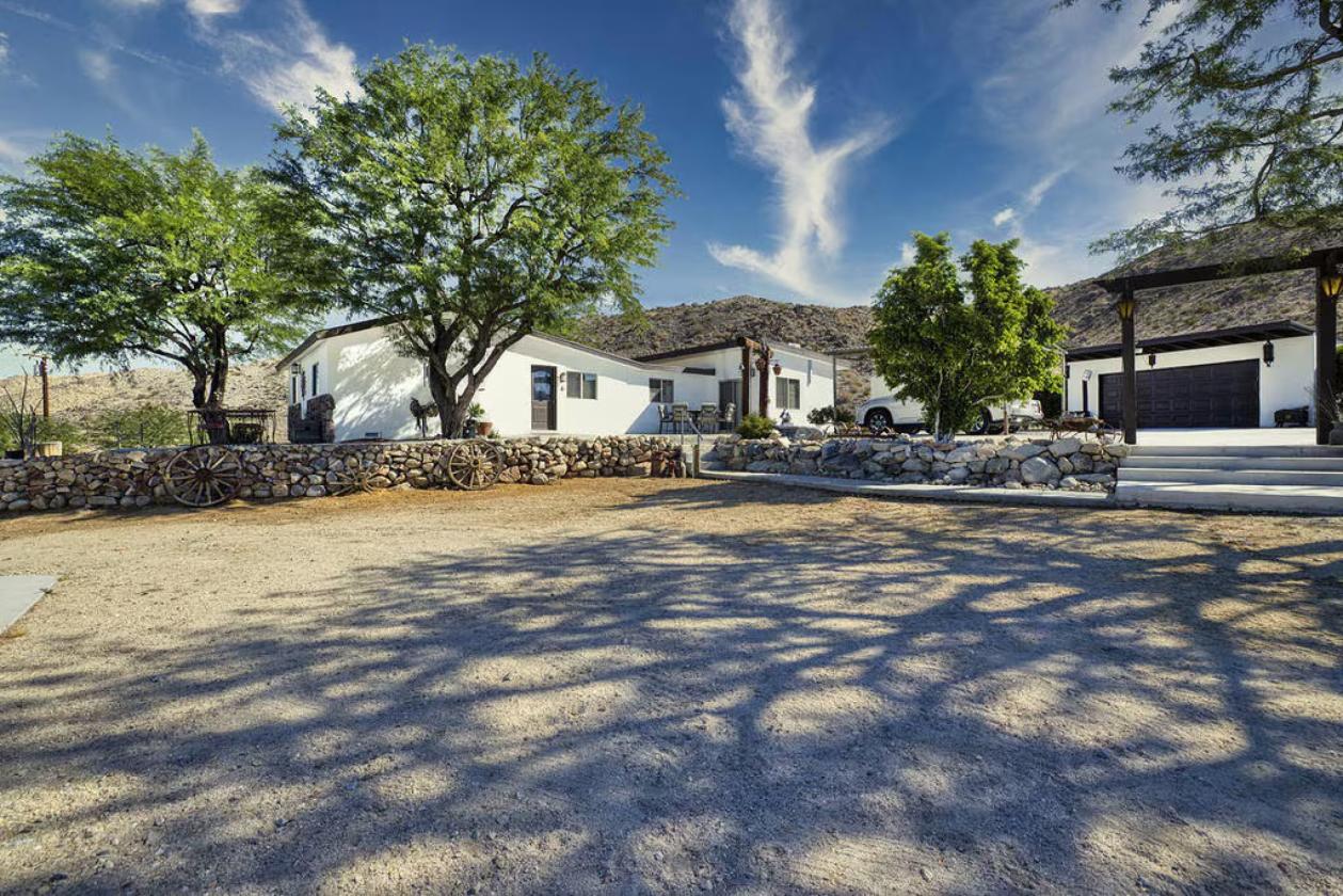 Equestrian Ranch, Two separated homes on 5 acres - photo 2