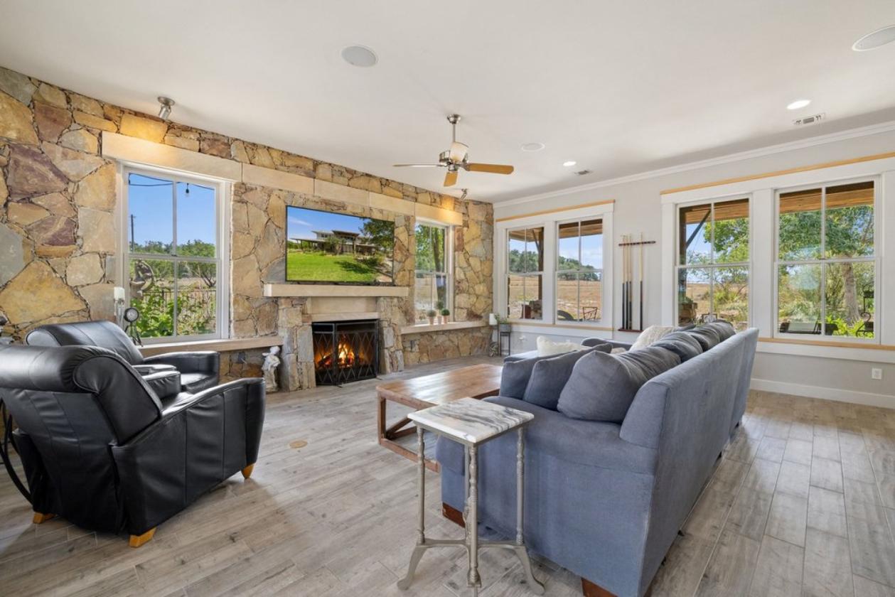 Hilltop Retreat - Modern Craftsman Architecture - photo 10
