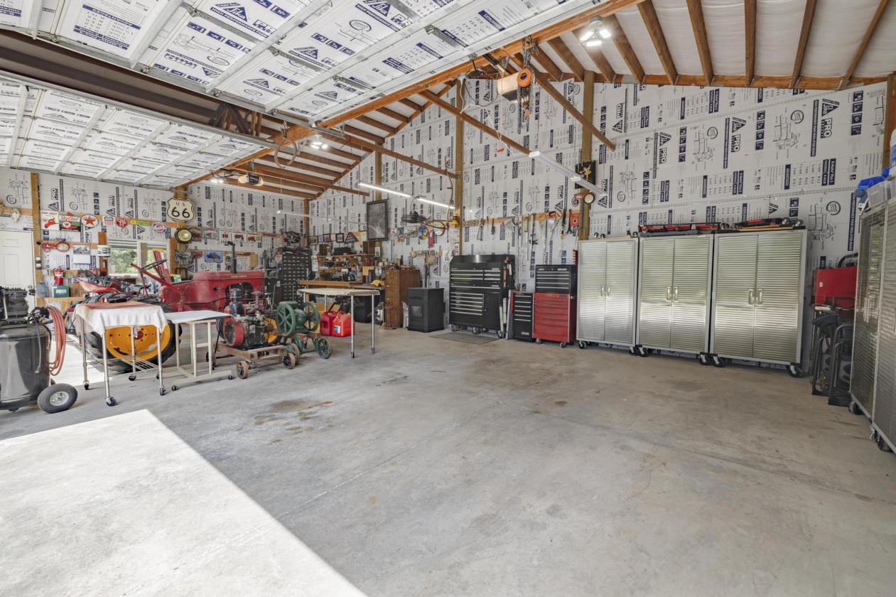 Stunning custom estate, bring your horses! - photo 25