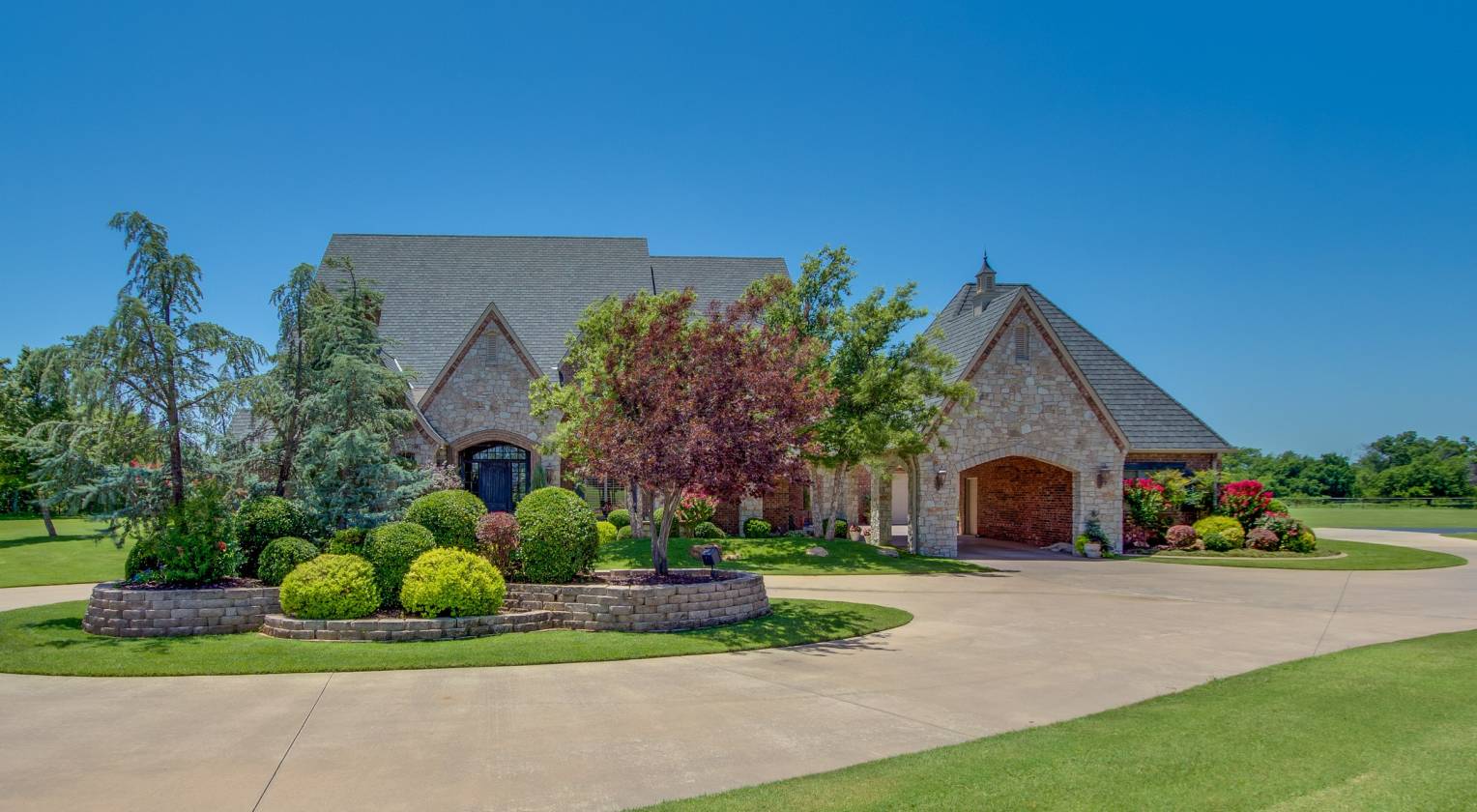 Luxury Estate w/ Guest House! Perfect For The Horse or... Goldsby