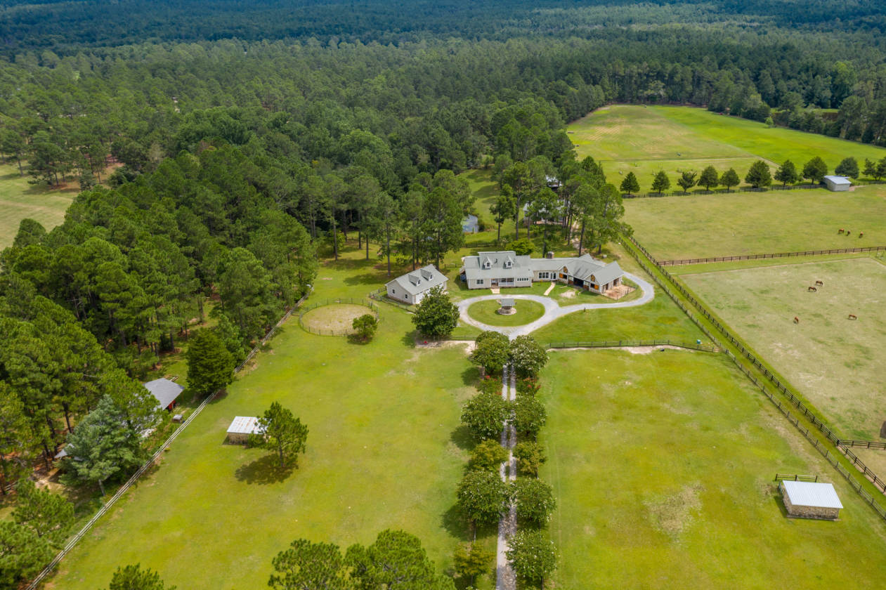Luxurious equestrian estate with spacious guest cottage and miles of... Vass, Moore County