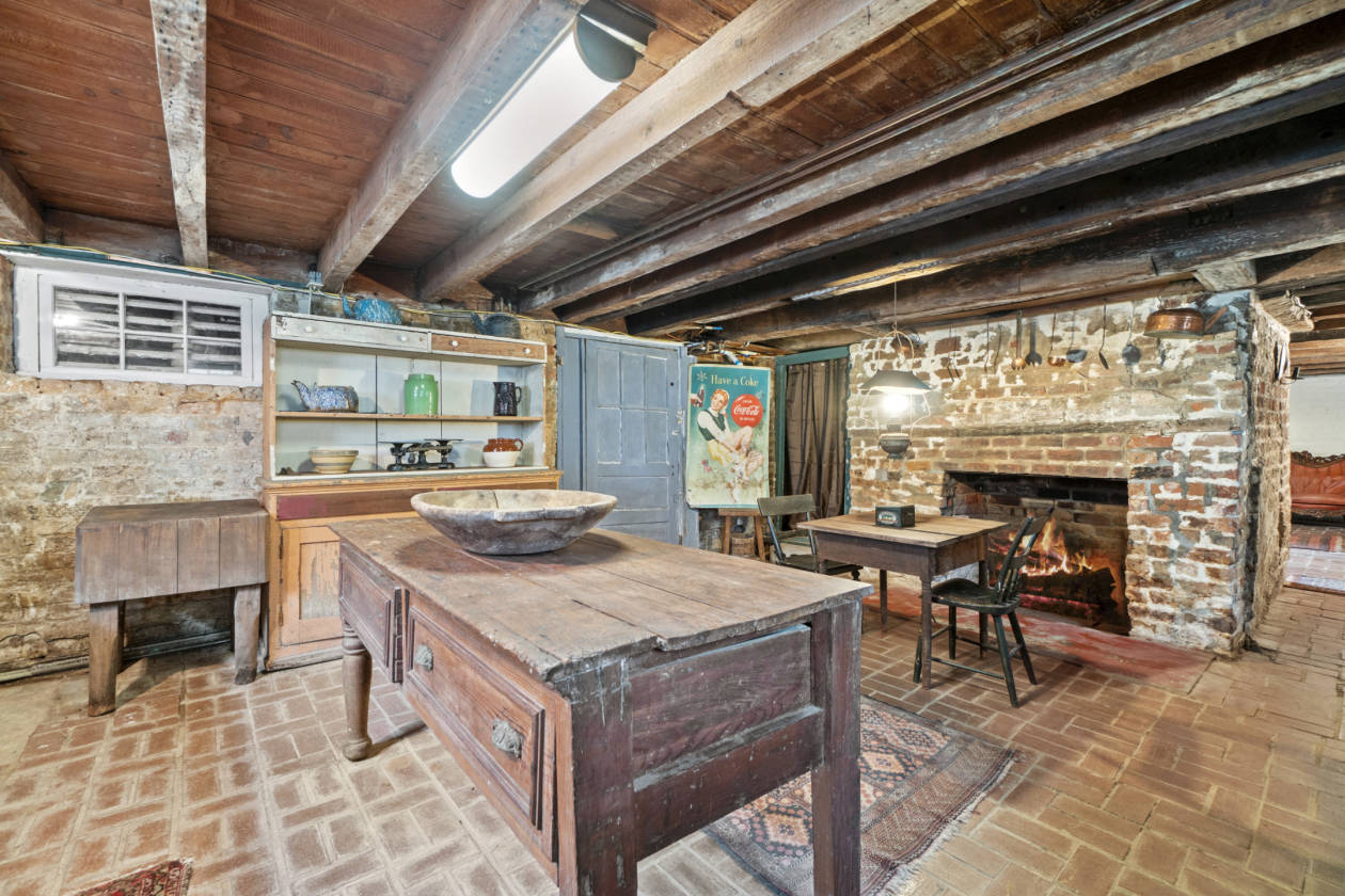 Pre-revoutionary home on a 10-acre horse farm! - photo 19