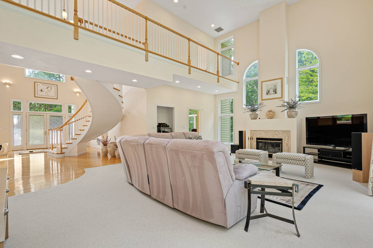 Equestrian Estate for sale 10 acres4 stall barn and mint colonial