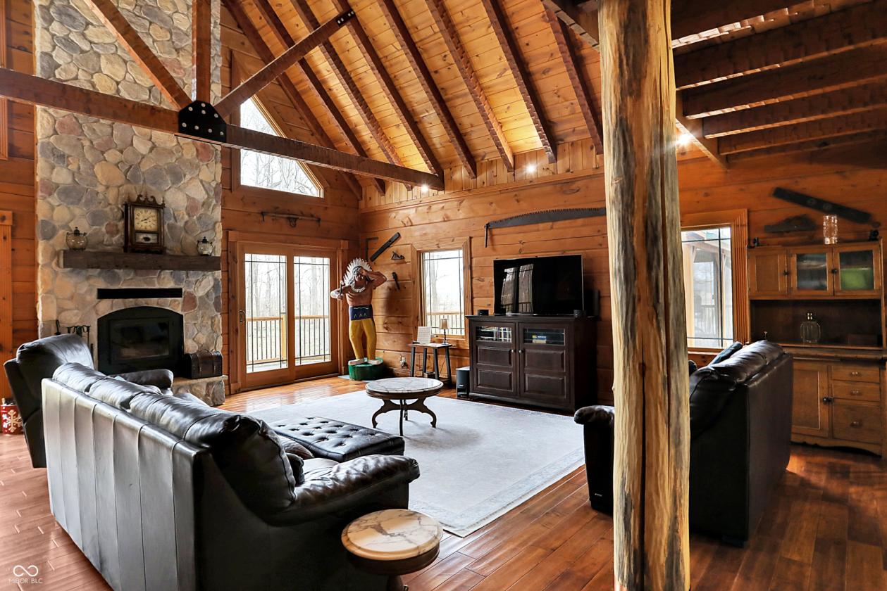 Stunning Barna log home on over 12 acres - photo 11