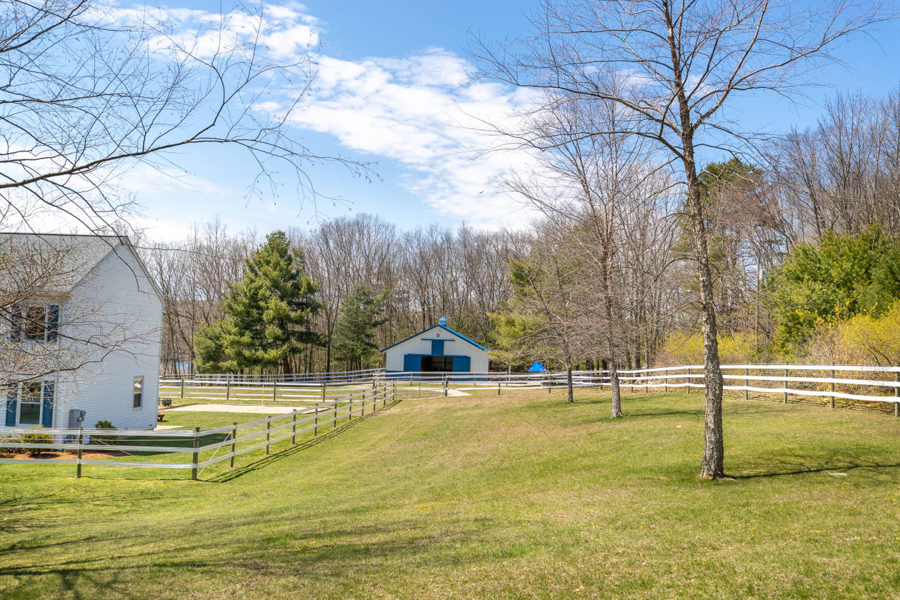 Horse Property with in law and Lake Manchaug access Sutton, Worcester