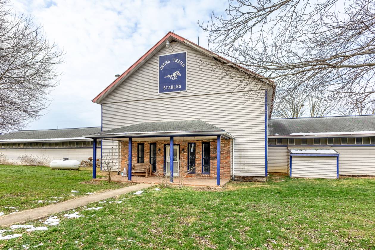 30 ACRE HORSE FACILITY - 30 STALLs + INDOOR + HOME - photo 4