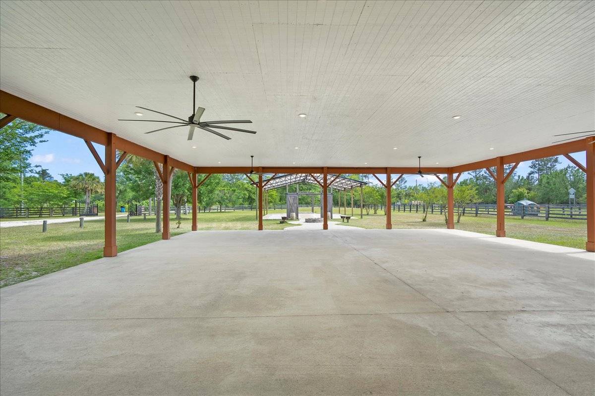 Large Stable with newly built barndominium - photo 9