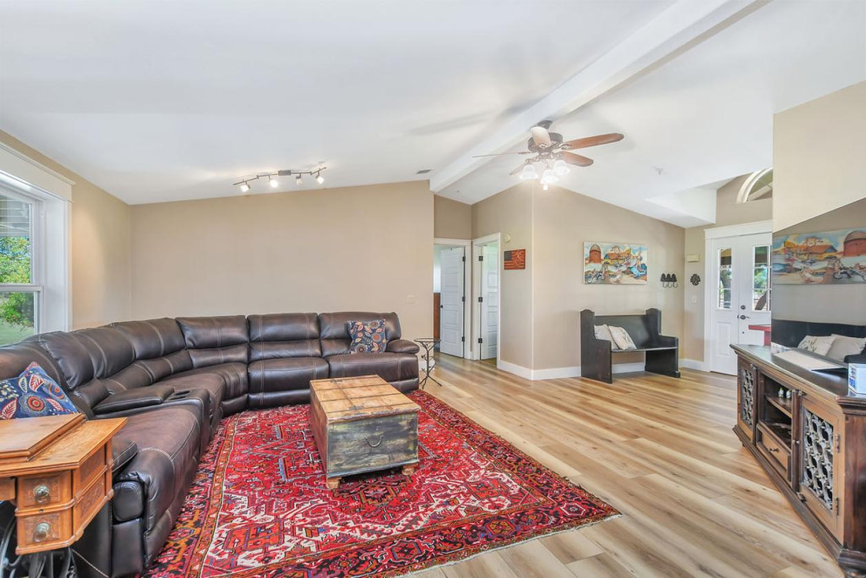 Premier Roping Property | Lighted Arena & Chute - photo 10