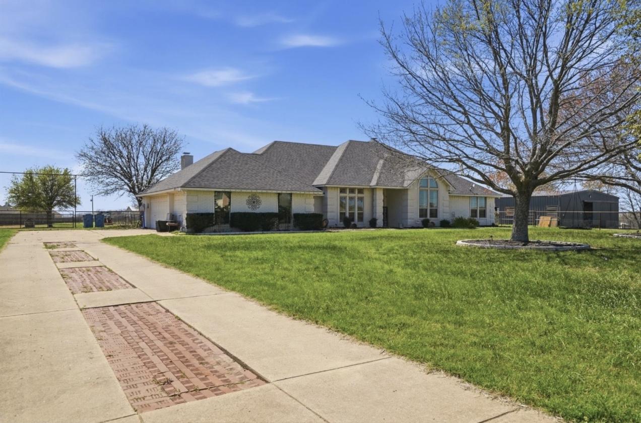 Gorgeous Parker County Ranchette on Nearly 3 acres - photo 3