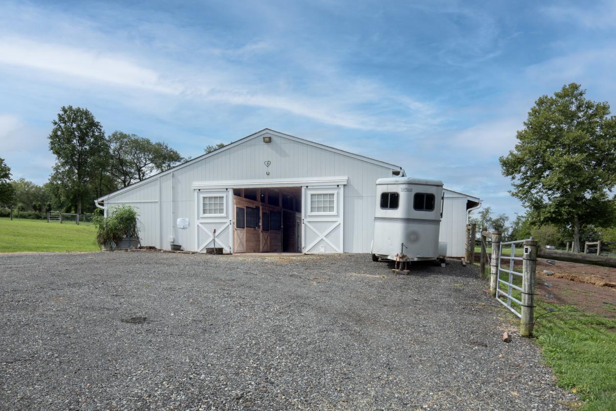 Beautiful Horse Farm in Amwell Valley - photo 9