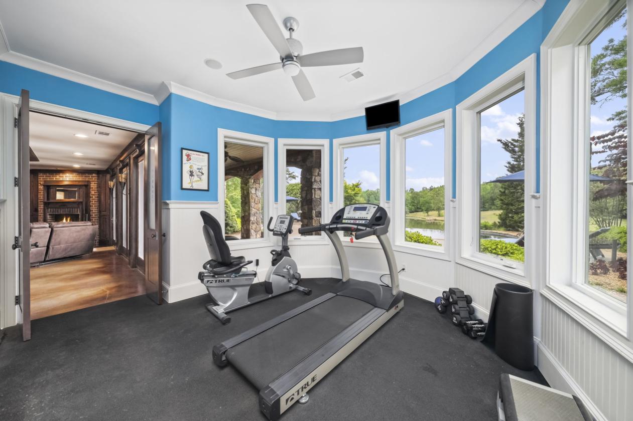 Luxury Estate on 2022 Acres with Helicopter Hangar - photo 26