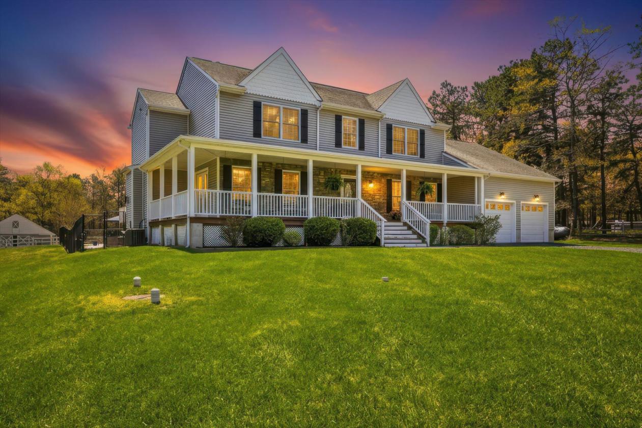 Luxury Farmhouse Residence Equestrian Suitable! - photo 1