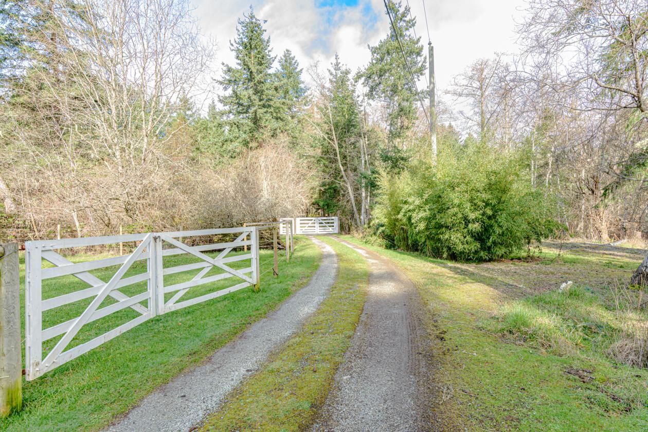 Salt Spring Island Hobby Farm Perfect for Horses!! - photo 21