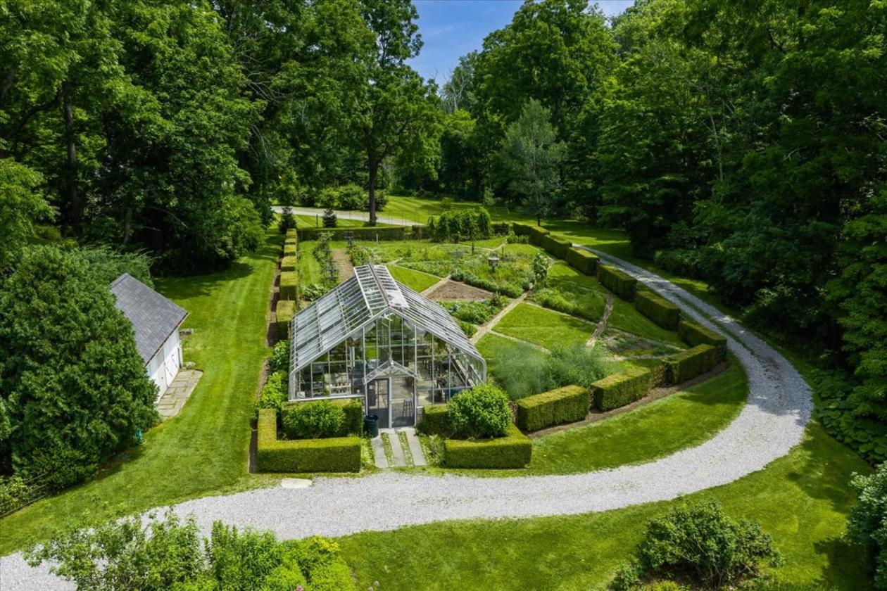 40 Acre Luxury Estate with multiple outbuildings - photo 5