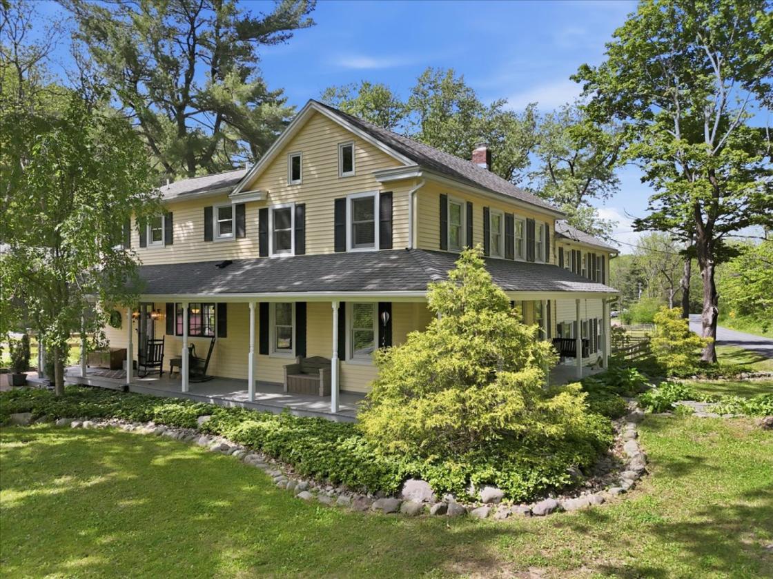Estate with Bank Barn and Large, Updated Home - photo 1