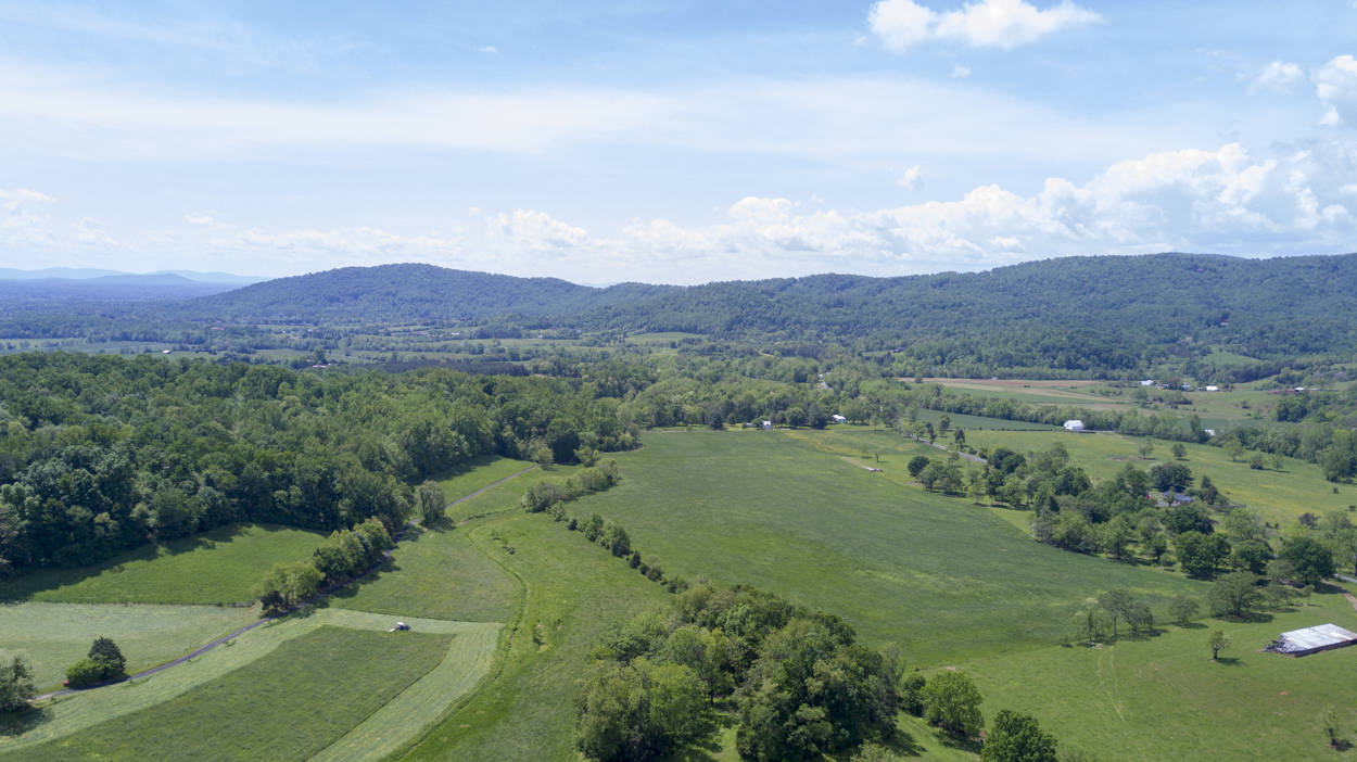 Over 170 stunning acres of rolling pastures, wooded areas &... Stanardsville, Greene County