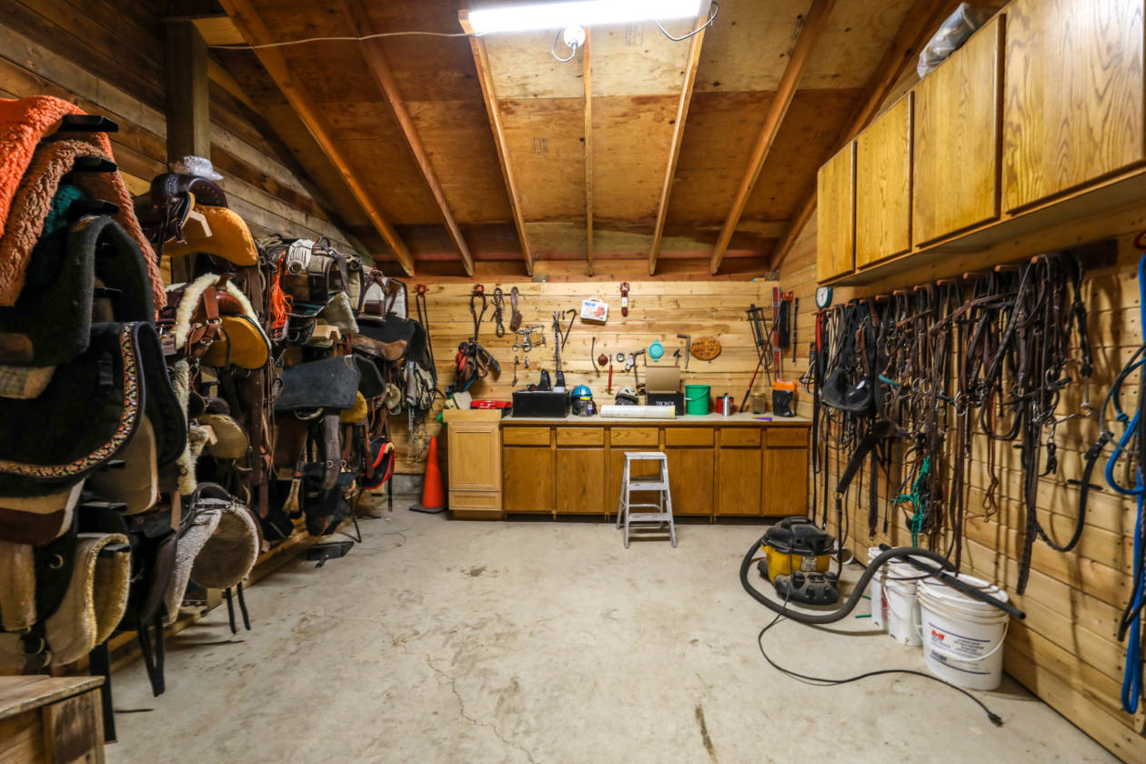 Unique Montana Horse Property on 14 acres, including 2 barns... Kila