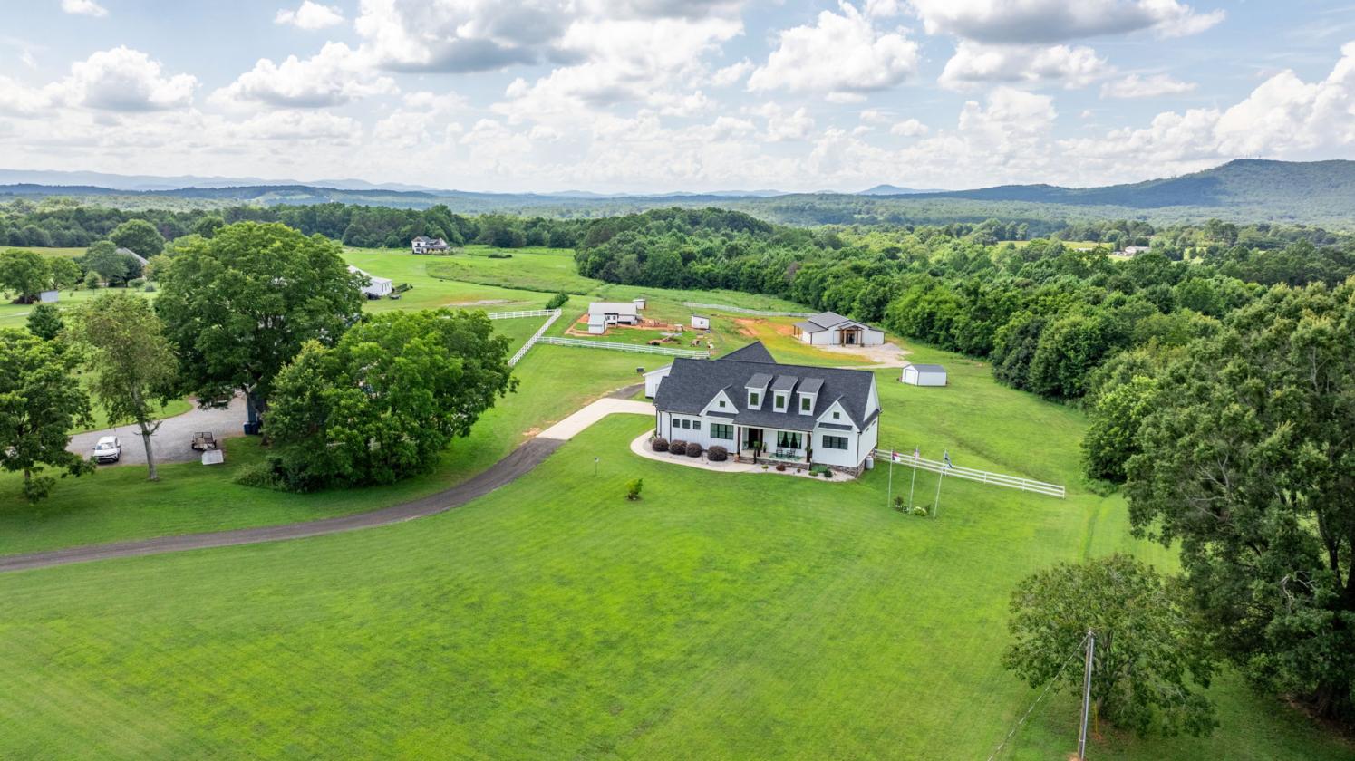 Modern Farmhouse on 18.9 acres with new venue - photo 1