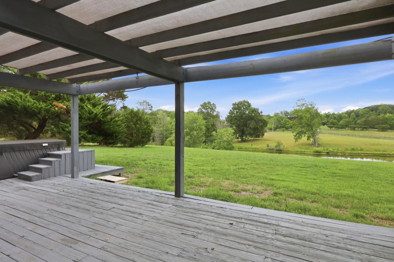 Grand Modern Farmhouse & Barn on almost 30 acres - photo 21
