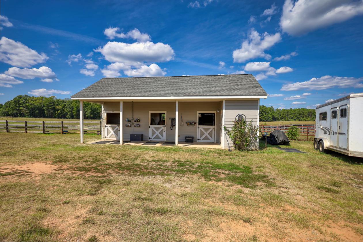 Modern ranch home on 5ac, 3 stall barn - photo 30