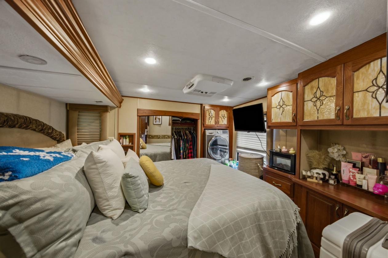 Private, level 4.5 acres! - photo 9