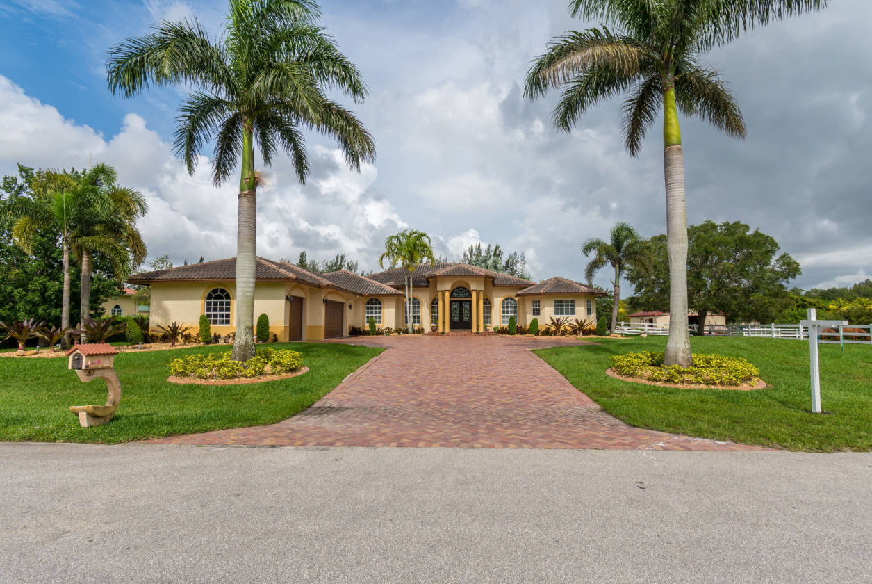 ***2 ACRE EQUESTRIAN PROPERTY IN ROLLING OAKS, FLORIDA