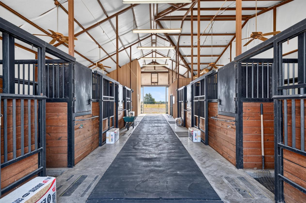 18 Acres, 3 Barns, Training Arena, 3 Residences - photo 8