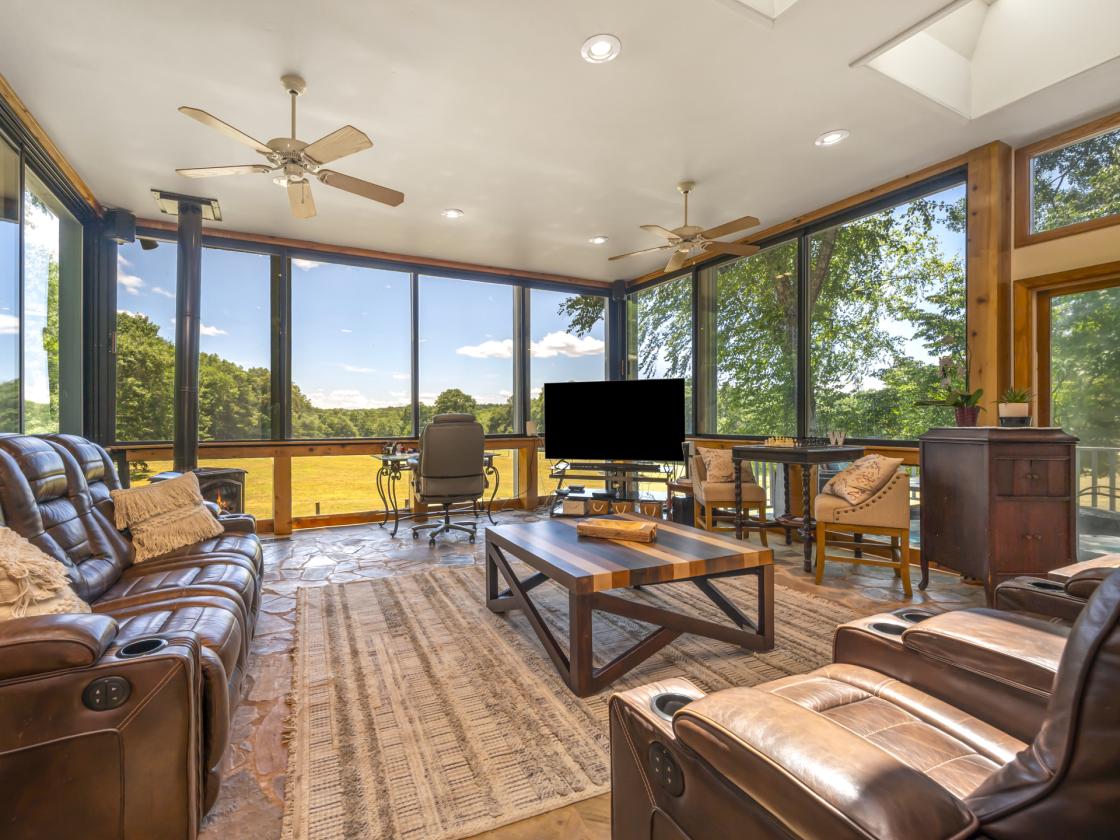 Luxury Horse Farm | 29 Stalls | Indoor Arena - photo 4