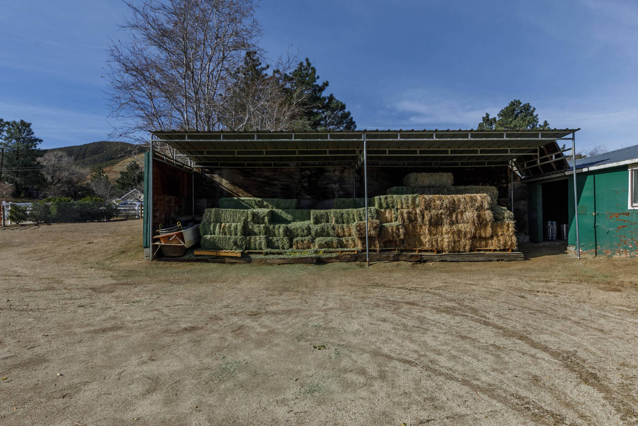 Stunning Single Story Ranch Home On 9 + Usable Acres Leona Valley