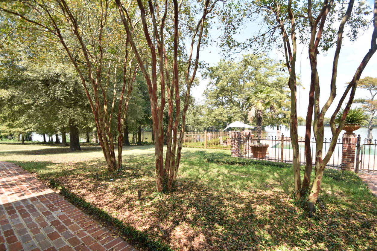 Luxury Equestrian Estate on beautiful Wolf Lake in MS Yazoo City
