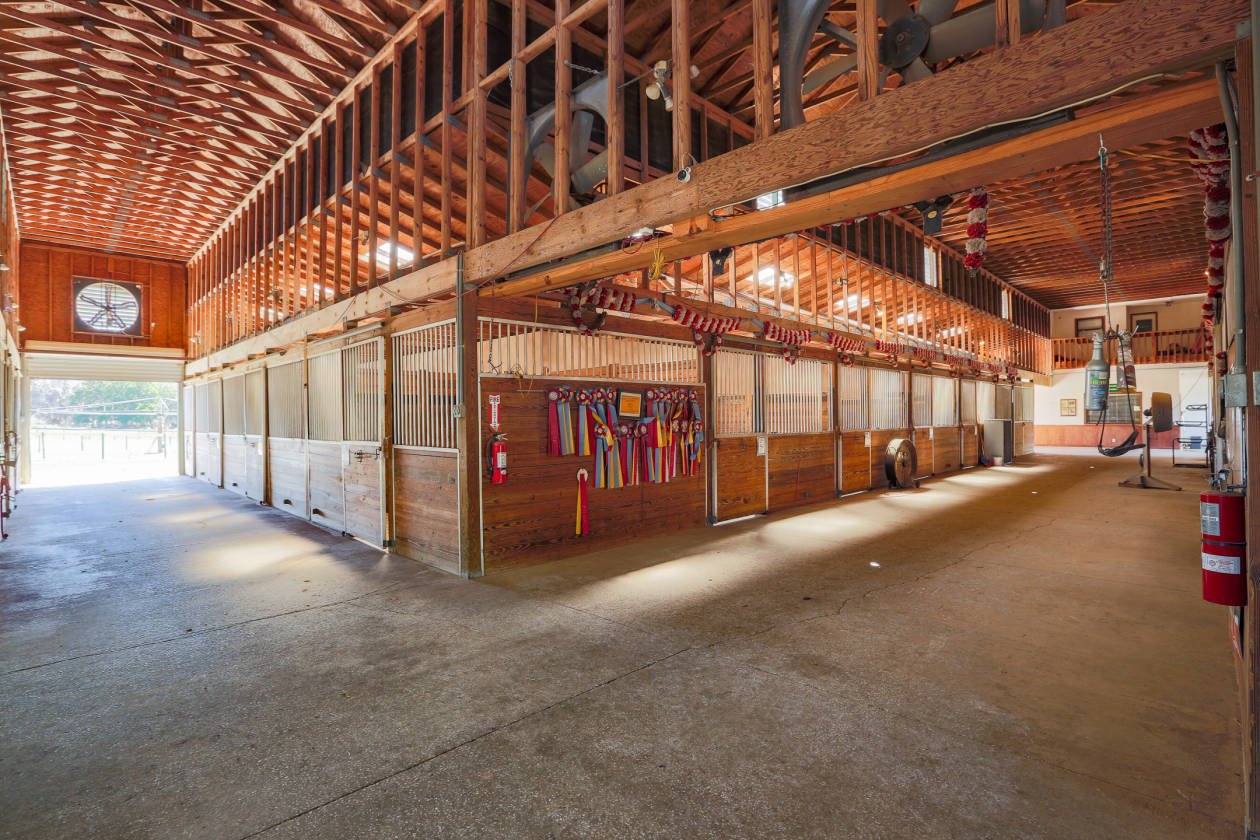 equestrian estate with lake views and 22 stall barn Clermont, Lake