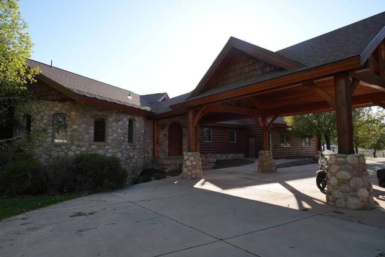 Turn key 10 acre equestrian estate - photo 1