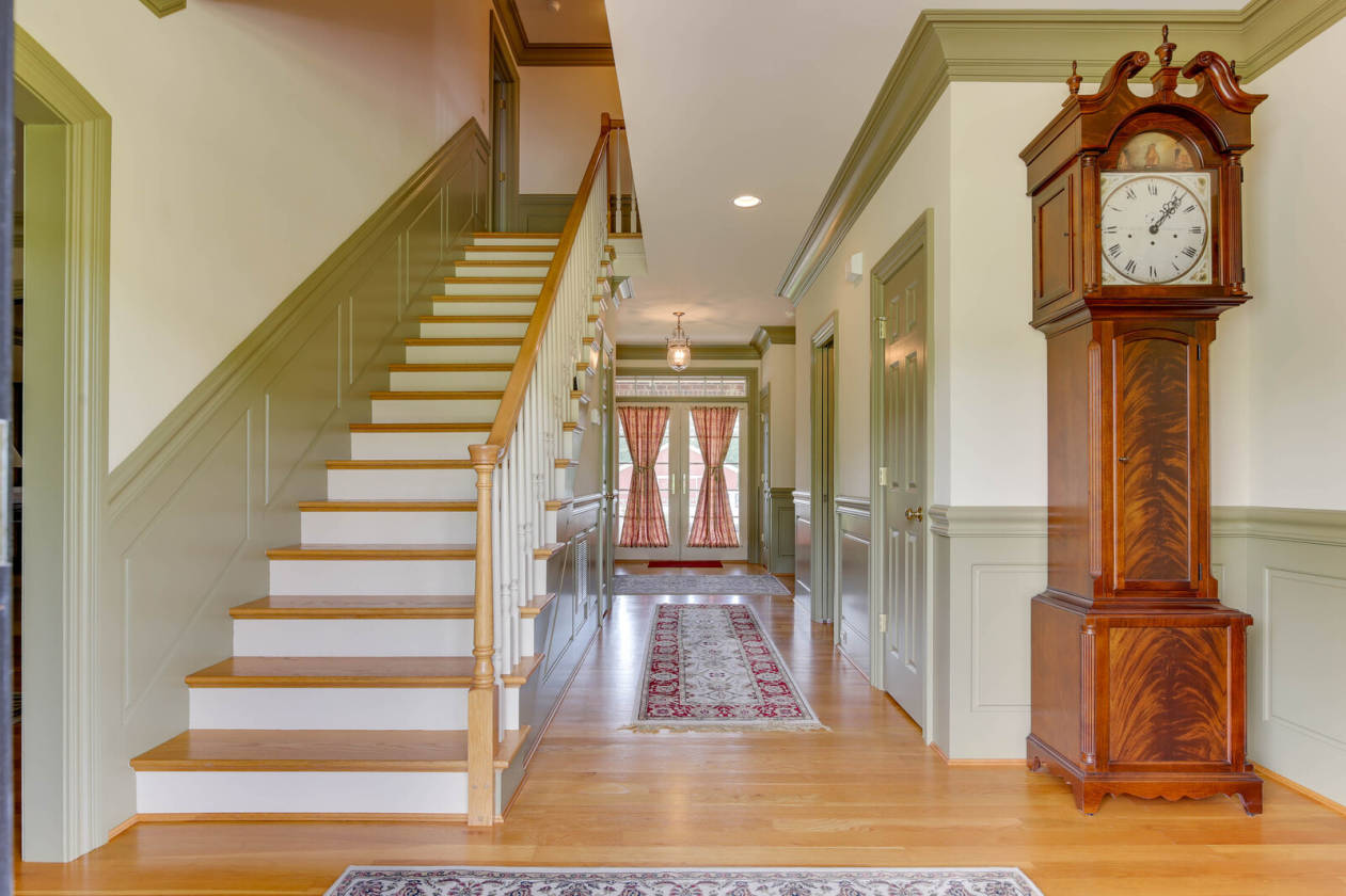 Beautiful Equestrian Property with Stables/Horse Farm for Sale in