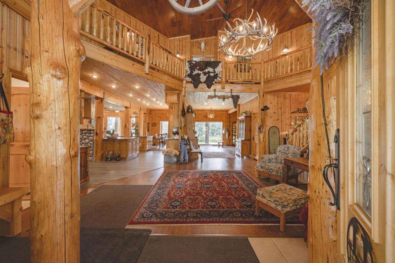 Stunning custom estate, bring your horses! - photo 5