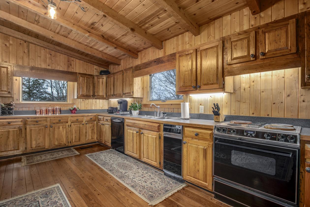 Beautiful log home on 33.95 acres - photo 15