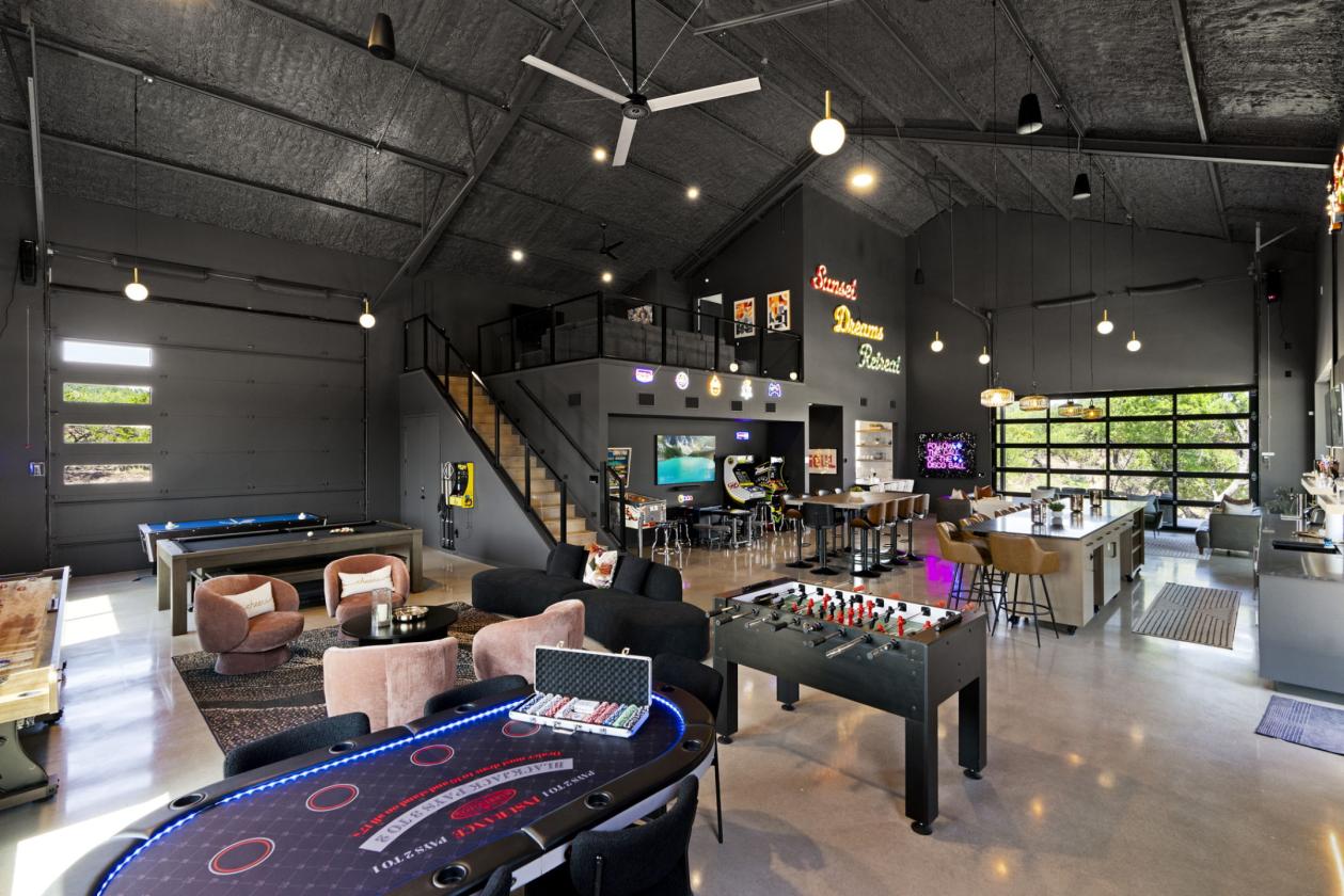 Luxe Estate w/State of the Art Horse Barn, Pond - photo 21