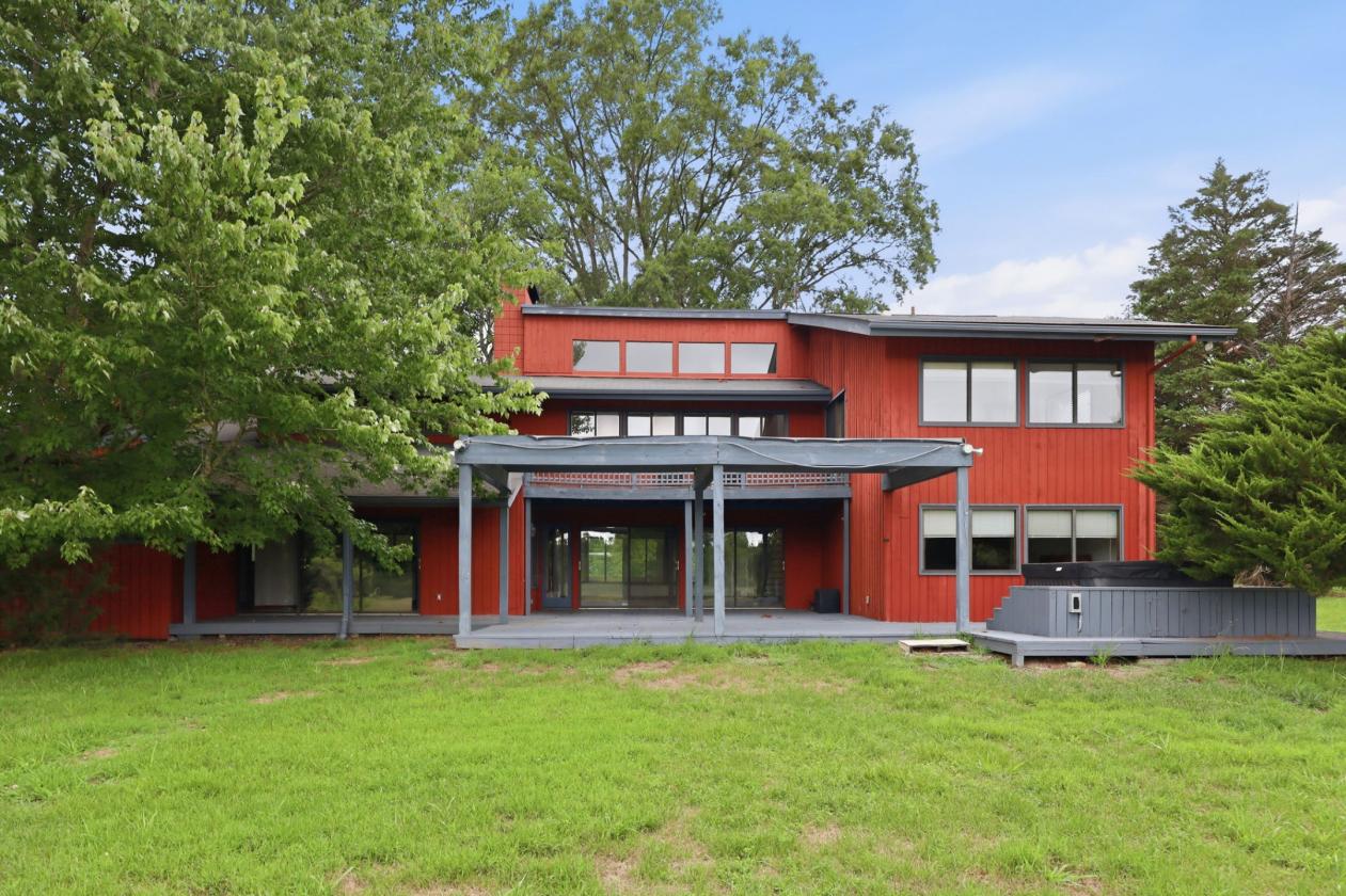 Grand Modern Farmhouse & Barn on almost 30 acres - photo 4