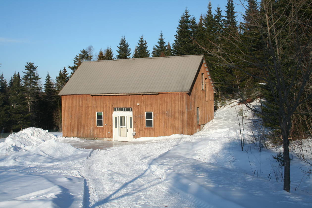 horse farm on lake with 4 houses and 2 barns New Horton, Albert