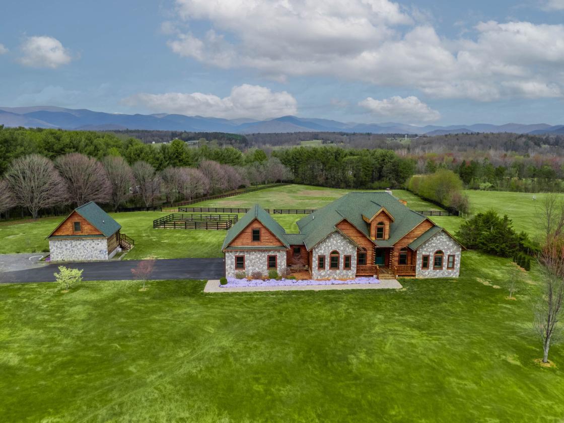 Modern log home and equestrian property with views - photo 1