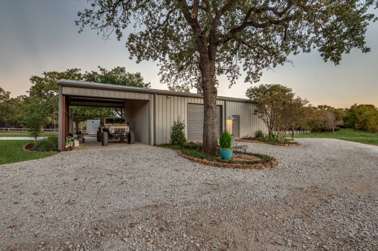 Contemporary farmhouse - photo 15