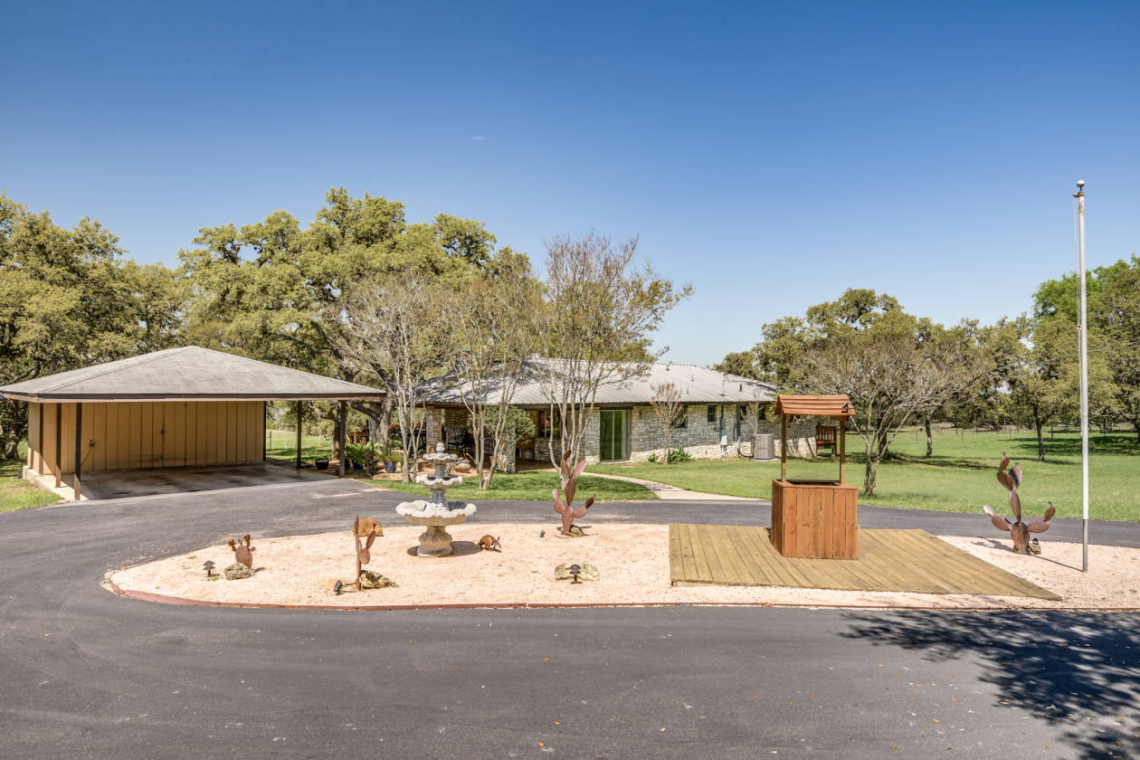 Exquisite cozy farmhouse on 11+ acres unrestricted Boerne, Kendall