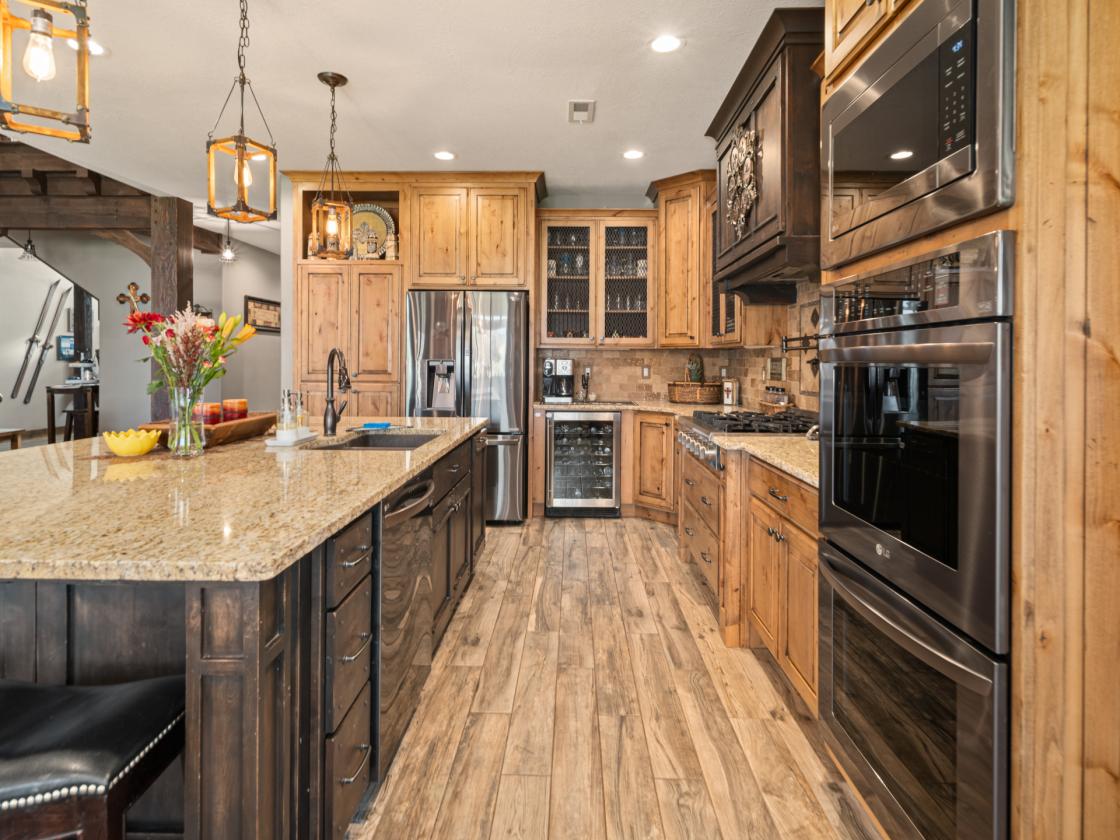 Luxury home & 4 stall barn, w/turnout on 2.5 acres - photo 6