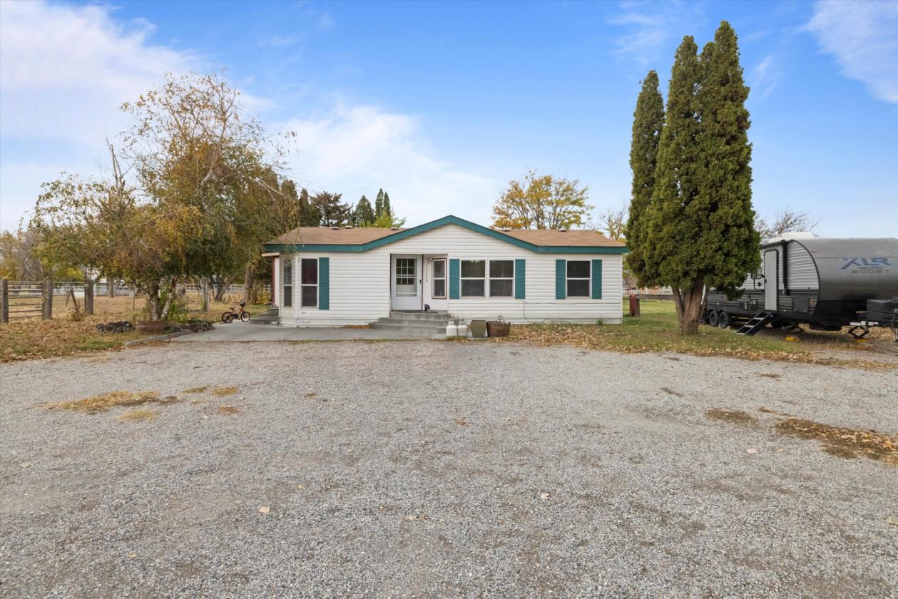 Horse acreage! Irrigated! In-laws quarters! - photo 4