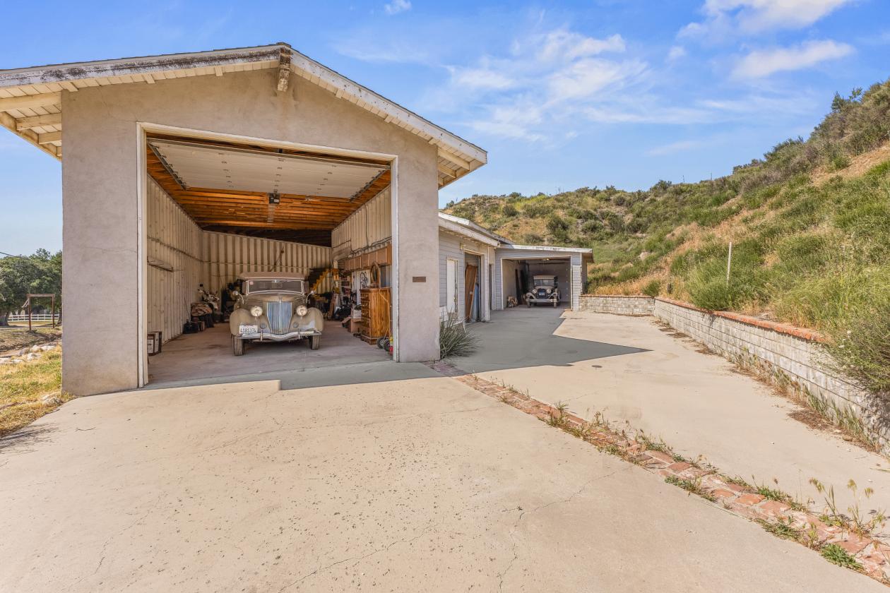 Sand Canyon Horse Property | 2.5 Acres & 4 Stalls - photo 8