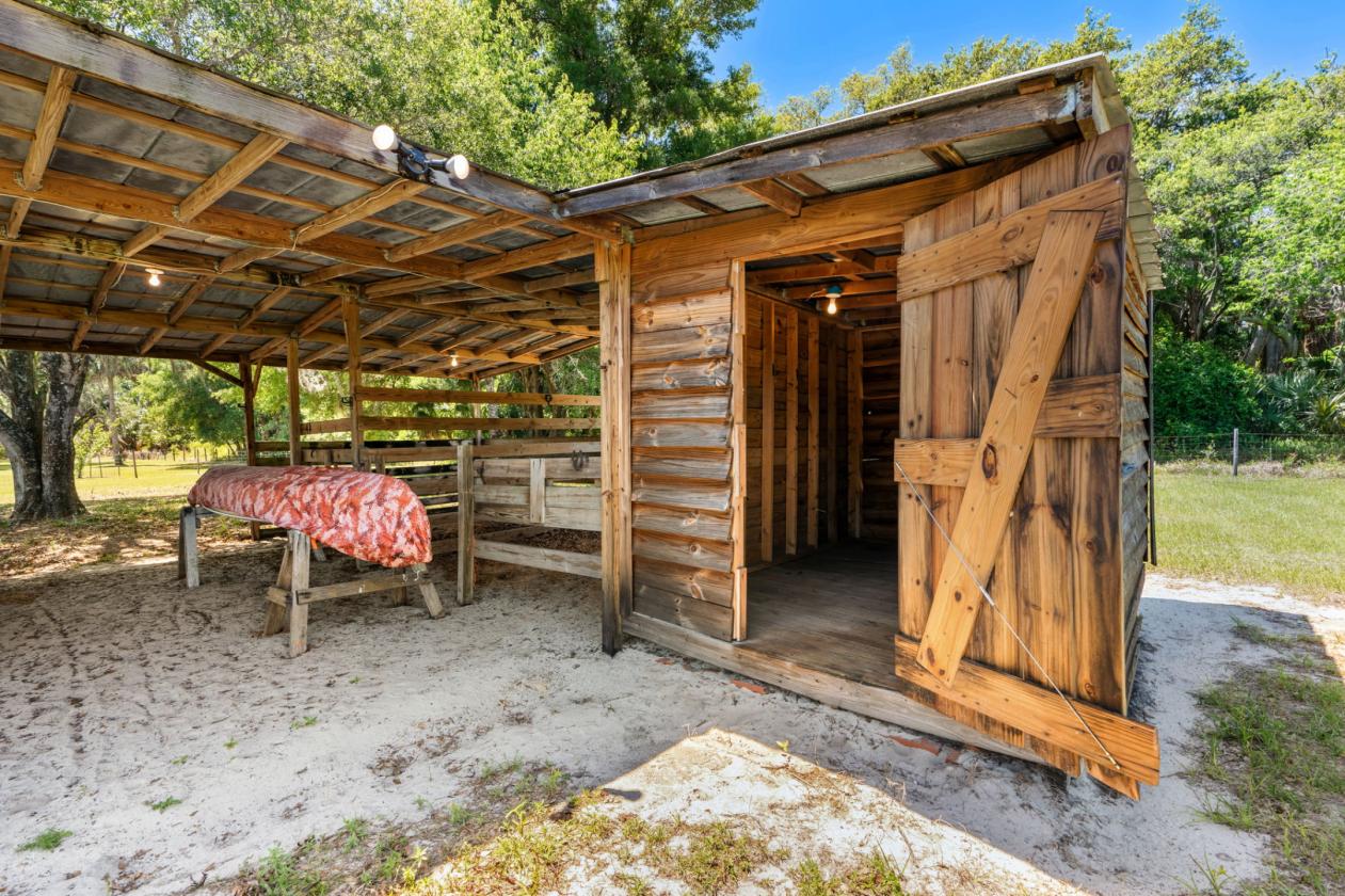 Lakefront Equestrian Estate: Pool, Barn & Pasture - photo 5